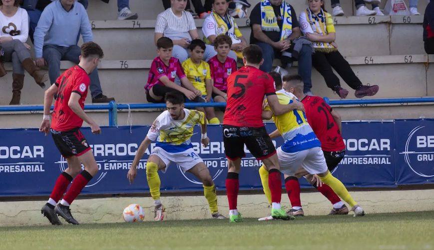 El Ayamonte se juramenta en ganar al Sevilla C en su afán por eludir el descenso. / Foto: Juanjo Vela.