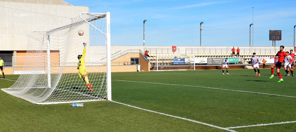 Mesa fue el autor del primer gol del Ayamonte al transformar un penalti. / Foto: J. L. Rúa.