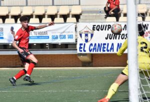 Con la moral que dio su triunfo ante el Sevilla C afronta el Ayamonte su compromiso en casa con el Ciudad de Lucena. / Foto: J. L. Rúa.