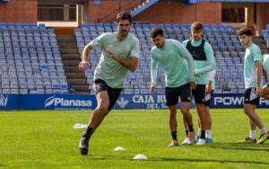 Bernardo Cruz regresa a la convocatoria del Recre tras cinco partidos ausente por lesión. / Foto: @recreoficial.