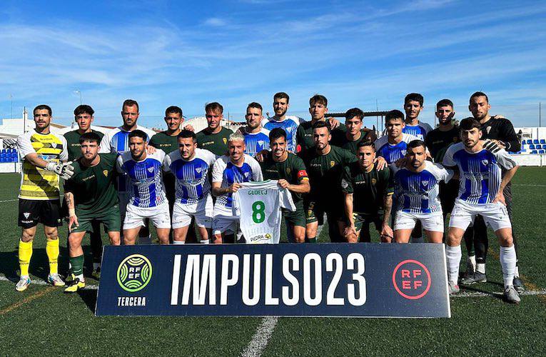 Los dos equipos tuvieron una muestra de cariño hacia Gudelj, posando juntos con una camiseta del jugador del primer equipo blanquiverde. / Foto: @bollulloscf1933.