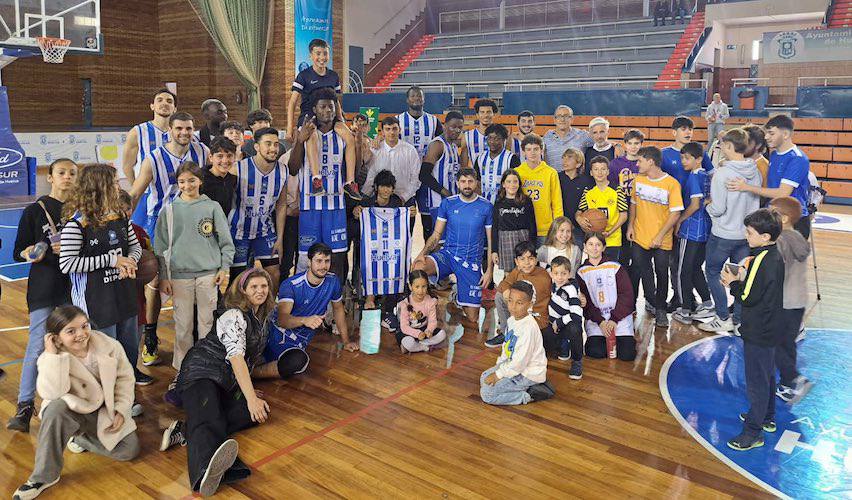 El equipo onubense ha dedicado la victoria a al Junior Manu Cano, que se recupera de una grave lesión. El presidente, Juan Carlos Vizcaino Gomez, le entregó una camiseta firmada por todos los jugadores. / Foto: @CDB_EBenitez.