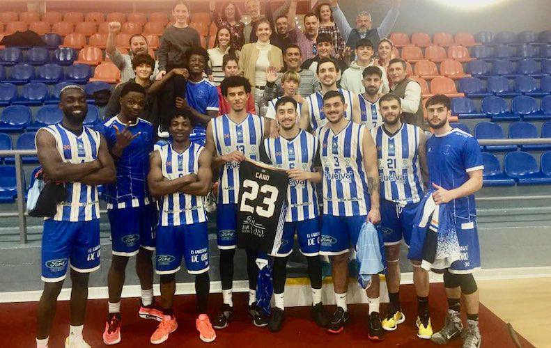 Los jugadores del Huelva Comercio Viridis dedicaron el triunfo en Dos Hermanas a Manu Caro, Junior del club, que se recupera de una grave lesión. / Foto: @CDB_EBenitez.