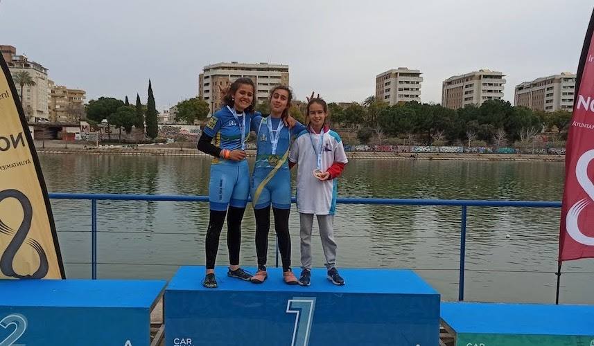 Manuela Rodríguez y Araceli del Carmen Baz, oro y plata respectivamente en Mujer Alevín A 1.500, en el podio.