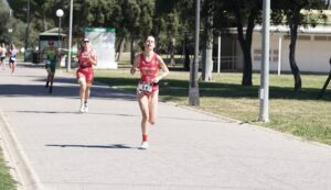 Candela Delgado, en pleno esfuerzo durante la prueba en la que fue bronce. / Foto: Sevilla Corre.