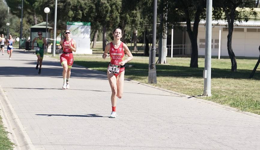 Candela Delgado, en pleno esfuerzo durante la prueba en la que fue bronce. / Foto: Sevilla Corre.