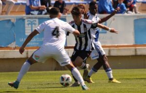 La reacción del Recre en el segundo tiempo le valió para empatar con el Cartagena B. / Foto: @FCC_Cantera.