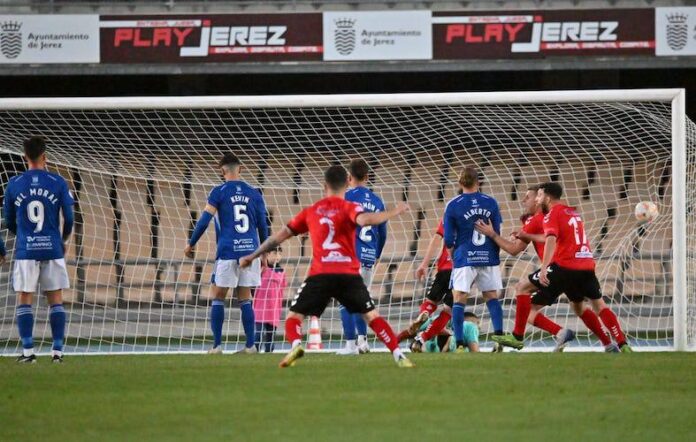 Momento del primer gol del Cartaya, obra de Fran Palma a la salida de un córner. / Foto: Antonio Labrador.
