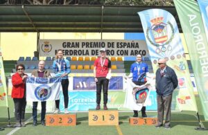 Cristina de Guzman en el podio tras conquistar la medalla de plata. / Foto: RFETA.