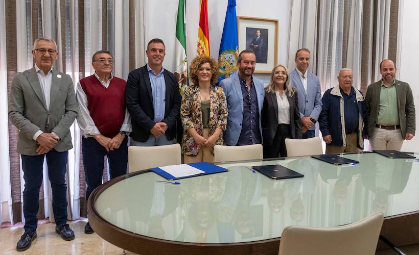 Un momento del acto de la firma del convenio de patrocinio entre la Diputación Provincial y los equipos de Huelva de la Tercera Federación, Bollullos, Ayamonte y Cartaya.