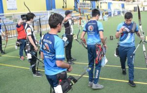 Equipo recurvo masculino del Asirio durante las eliminatorias. / Foto: RFETA.