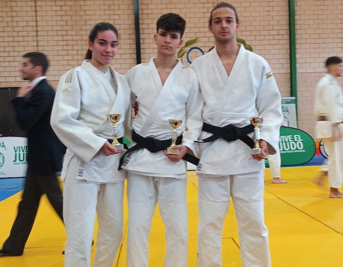 Paula Pérez, Jaime Pérez y Rafael Jiménez, representantes del Huelva TSV Judo clasificados para el Nacional Junior. / Foto: @JudoHuelva1.