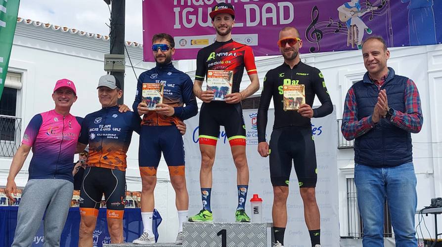 Podio de la general Absoluta masculina de la IV Media Maratón 'Pinares de Cartaya' celebrada el pasado sábado.