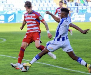 Peter intenta llevarse la pelota en presencia de un defensor granadinista. / Foto: @recreoficial.