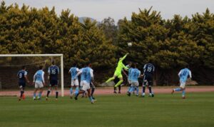 El meta Godino se empleó a fondo en las ocasiones que el Recre le inquietó. / Foto: @Poli_ElEjido. 