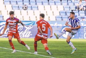 Sergio Chinchilla remata a la puerta nazarí durante el choque del domingo en el Nuevo Colombino. / Foto: @recreoficial.