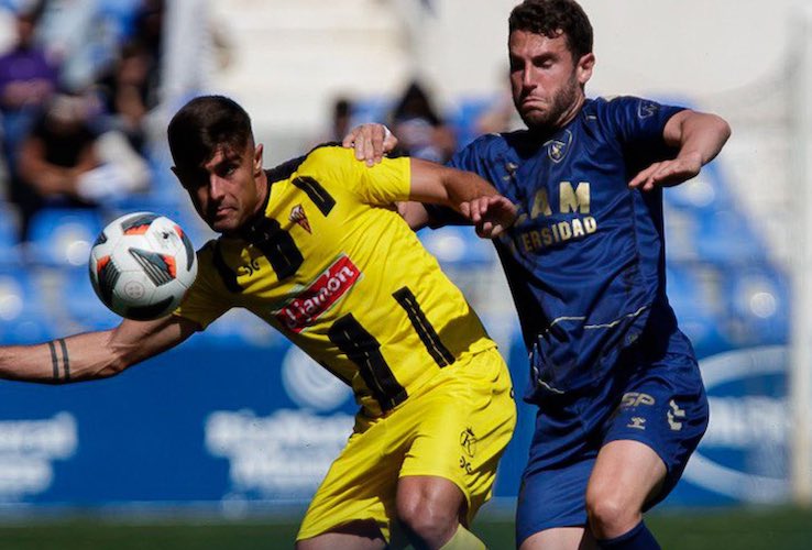 Santisteban trata de controlar el balón ante un rival en un lance del partido. / Foto: @UCAMMurciaCF.