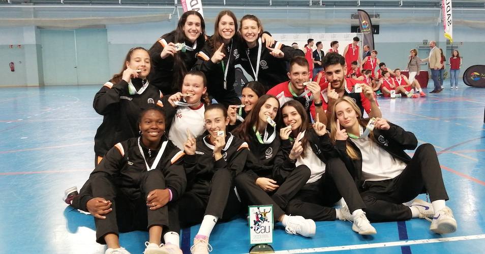 Componentes del equipo de la UHU, campeón andaluz de baloncesto femenino.