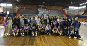 En los prolegómenos del partido del Ciudad de Huelva se tributó un homenaje a las jugadoras que abrieron el camino en el baloncesto femenino en la provincia. / Foto: CB Huelva La Luz.