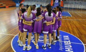 El Universidad de Huelva CDH hace 'piña' para afrontar el inicio de la pelea por el ascenso a la Liga Femenina 2 de baloncesto. / Foto: CB Huelva La Luz.