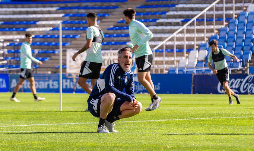 Abel Gómez, entrenador del Recre, durante un entrenamiento en el Nuevo Colombino. / Foto: @recreoficial.