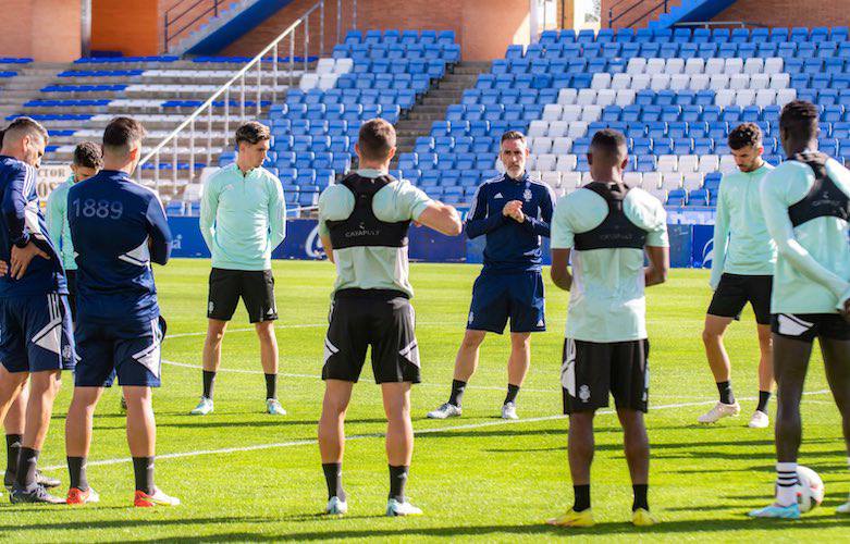 Abel Gómez, entrenador del Recre, habla con sus jugadores en un entrenamiento esta semana. / Foto: @recreoficial.