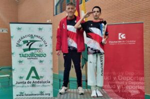 Adrián Luque, en lo más alto del podio, junto a su entrenador Fernando Alloza.