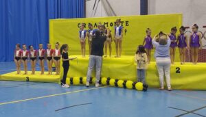 Un momento de la entrega de medallas en el XXIII Torneo de Gimnasia Rítmica Villa de Almonte.