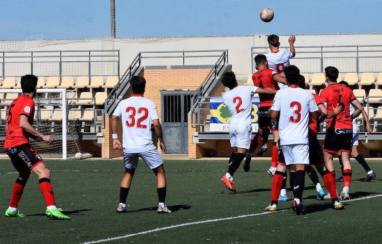 El Ayamonte sólo pudo empatar en su partido en casa con el Ciudad de Lucena. / Foto: J. L. Rúa.