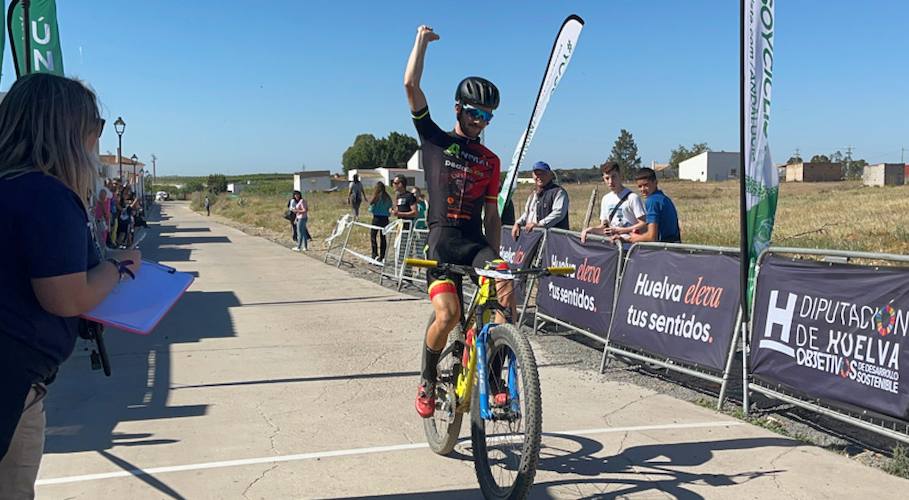 David Rodríguez en el momento de entrar en meta como ganador de la XVI 'BTT Villablanca 2023'.