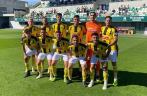 Formación de salida del San Roque en su partido en la Ciudad Deportiva Luis del Sol. / Foto: Kiko Vázquez.