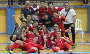 Los jugadores del CD Villalba FS Juvenil con el trofeo de campeón de Liga fútbol sala. / Foto: @LaPalmaFS.