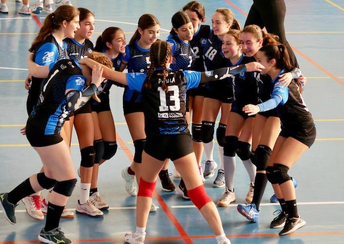 Componentes del Estuaria-Ortopedia Gordillo, campeón provincial infantil femenino de voleibol.