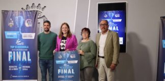 Un momento de la presentación en el Ayuntamiento de Huelva del partido de ida de la final de la Liga de División de Honor de bádminton del sábado, IES La Orden-Rinconada.