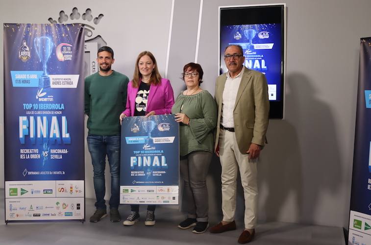 Un momento de la presentación en el Ayuntamiento de Huelva del partido de ida de la final de la Liga de División de Honor de bádminton del sábado, IES La Orden-Rinconada.