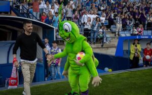 David Villa, padrino del torneo, desató la locura a su salida al terreno de juego en la Gala de inauguración.