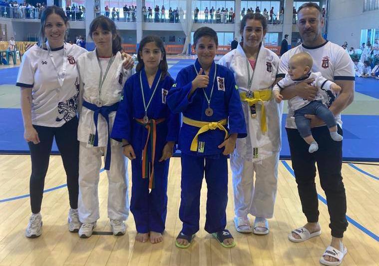 Equipo Alevín del Huelva TSV Judo junto a los técnicos. / Foto: @JudoHuelva1.