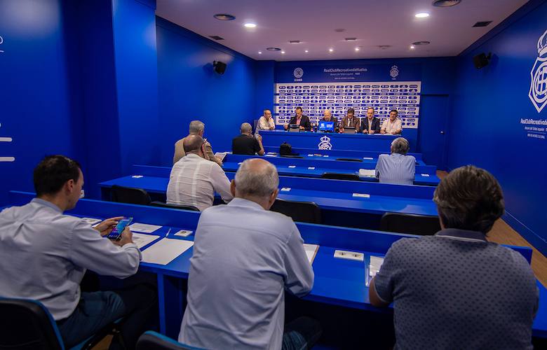 Un momento de la Junta General de Accionistas de Recreativo que ha tenido lugar este jueves en la sala de prensa del Nuevo Colombino. / Foto: @recreoficial.