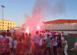 Al término del partido se desató el júbilo en la afición palmerina por el ascenso. / Foto: @LaPalmaCF.