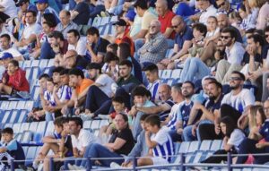 Cada abonado del Recre puede adquirir dos entradas de su zona del campo por 5 euros cada una. / Foto: @recreoficial.