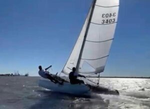 Brillante tercer puesto del RCMH en la VII Liga de Catamaranes de Puerto Sherry, con Abdul Wahab y Juan Carlos Moreno como protagonistas.