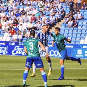 A Pablo Caballero le llegaron muy pocos balones para el remate. / Foto: @recreoficial.