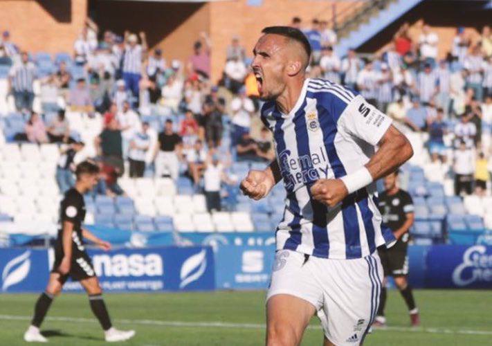 Pablo Caballero celebra el primer gol del Recre ante el Juventud de Torremolinos. / Foto: @recreoficial.