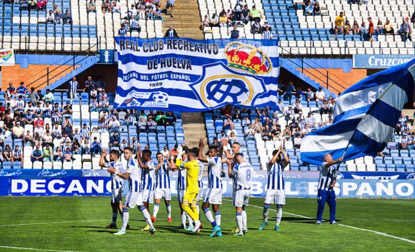 Los jugadores del Recre quieren brindar a su gente un nuevo triunfo en el Colombino. / Foto: Blas Garrido / @recreoficial.