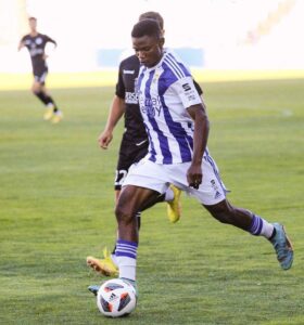 Peter retrasó su posición en el campo, jugando de lateral zurdo. / Foto: @recreoficial. 