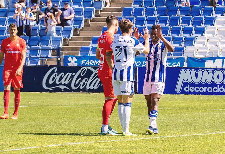 Javier Ajenjo y Peter celebran el segundo del Recre ante el Utrera. / Foto: @recreoficial.