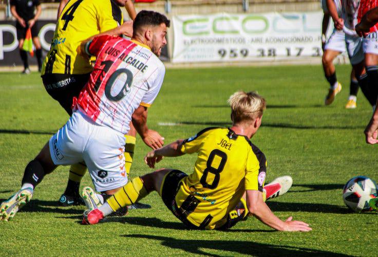 Joel y Luis Alcalde, dos de los jugadores que más peligro crearon en el partido de este domingo. / Foto: Juan David Delgado.