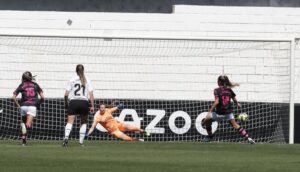 Momento en el que Laia Ballesté, de penalti, anota el primer gol del Sporting. / Foto: www.lfp.es.