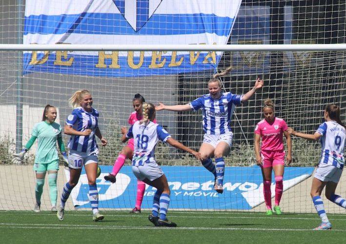 Ágústsdóttir celebra con sus compañeras el momentáneo 1-0. / Foto: www.lfp.es.