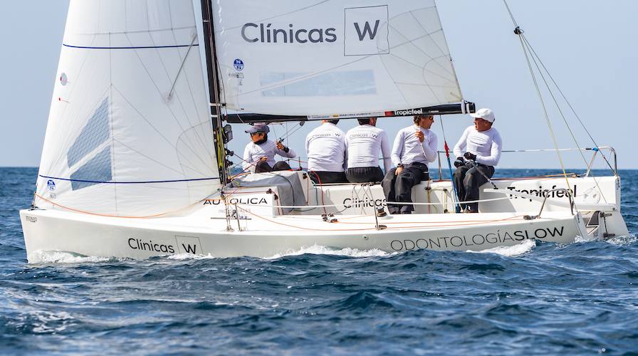 El 'Clínicas W', coarmado por el onubense Ricardo Terrades, se despide con un buen resultado en la Bahía de Palma. / Foto: Laura G. Guerra.